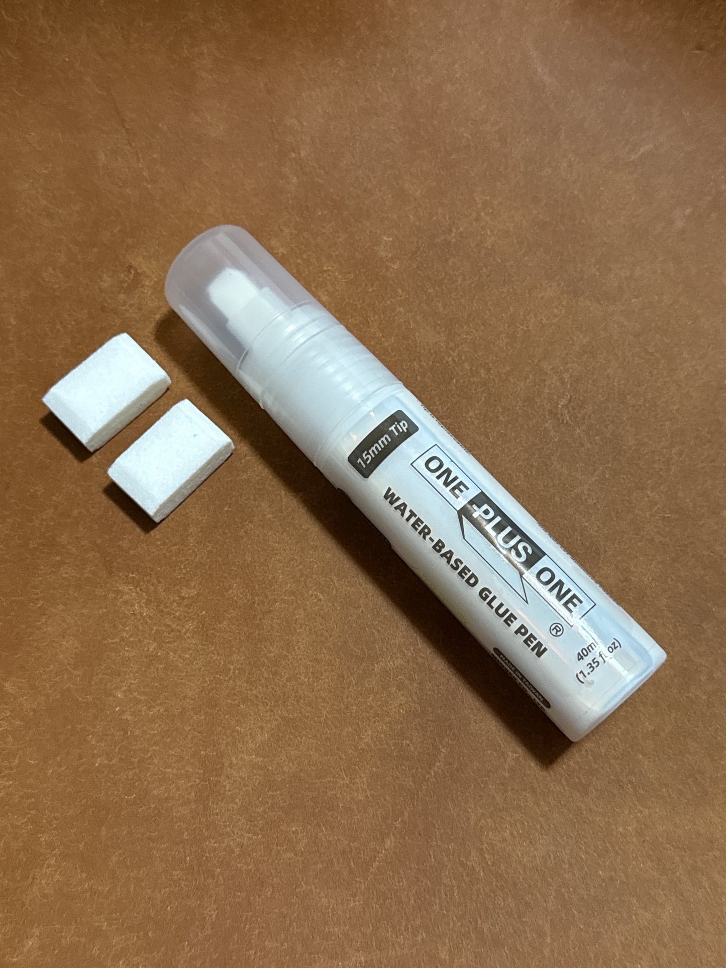 ONE PLUS ONE Glue Pen befüllt mit Kleber + 2 Ersatzspitzen