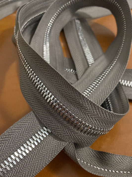 YKK Excella® PLUS Silver. Size 5.
