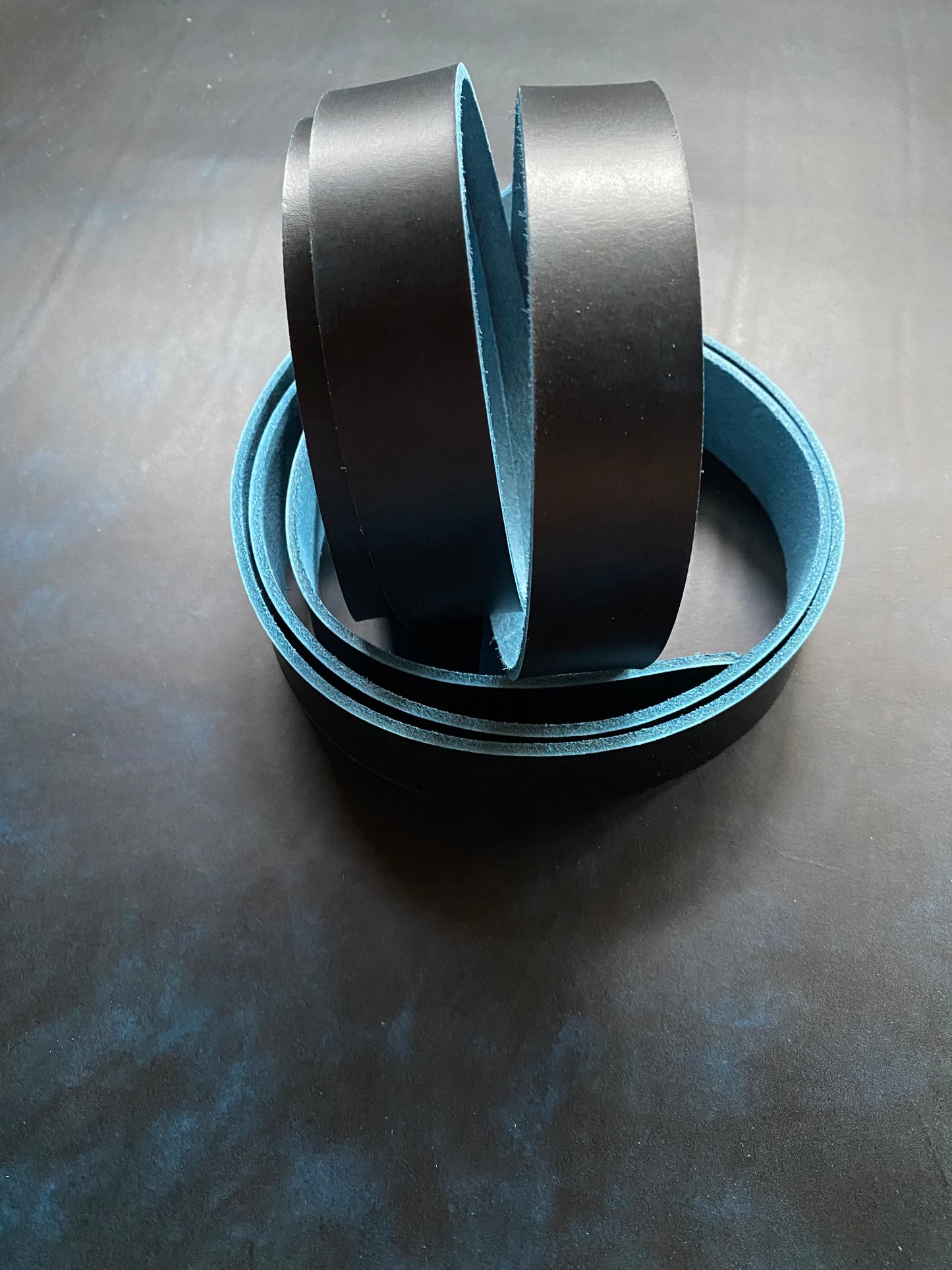 Blankleder Riemen 2,8-3,0 mm Blau Ozean 130 cm. Hals