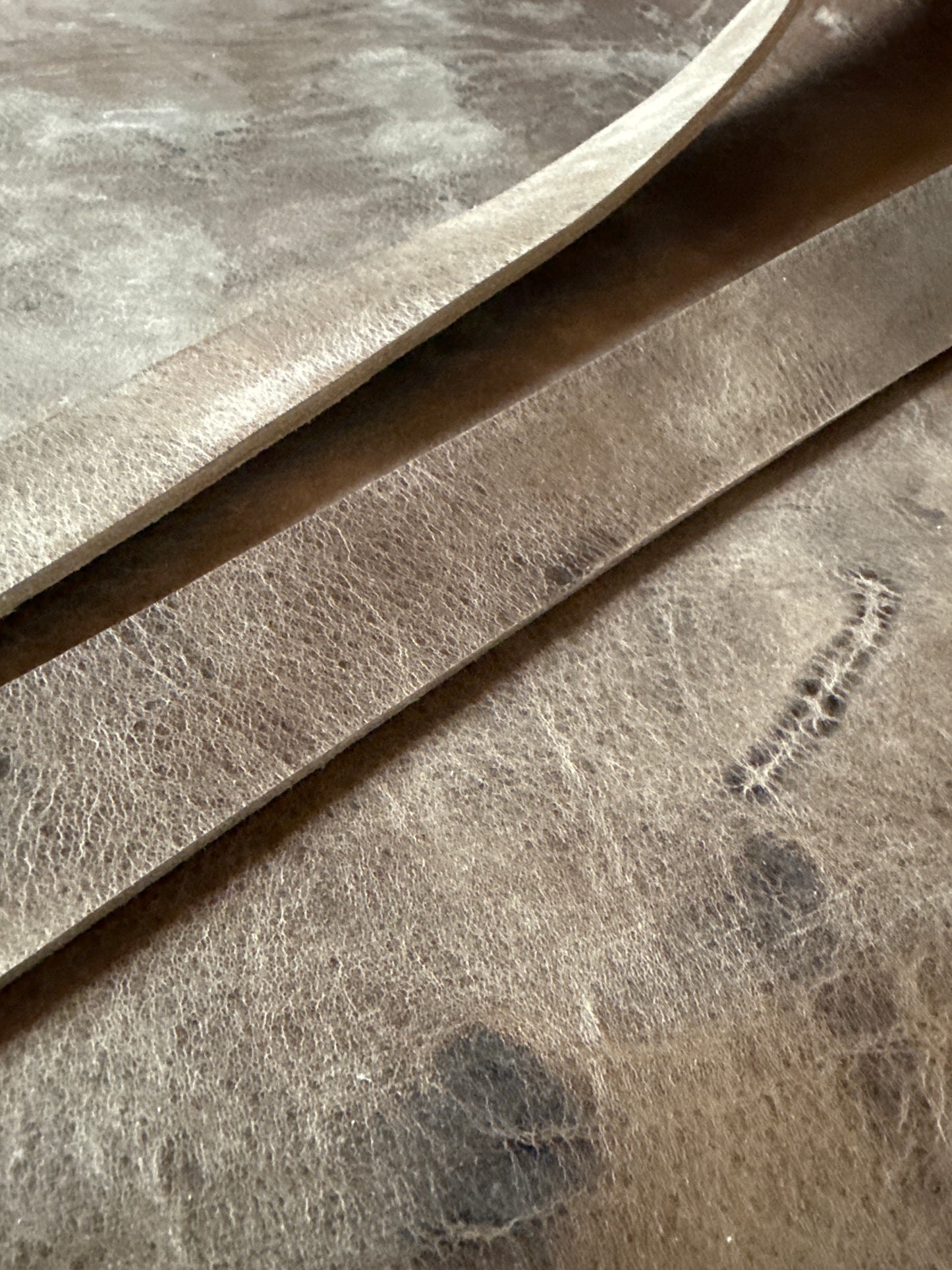 Leder Riemen 3,5 mm, grau-beige Taupe Charakter rustic 125-130 cm. Hals