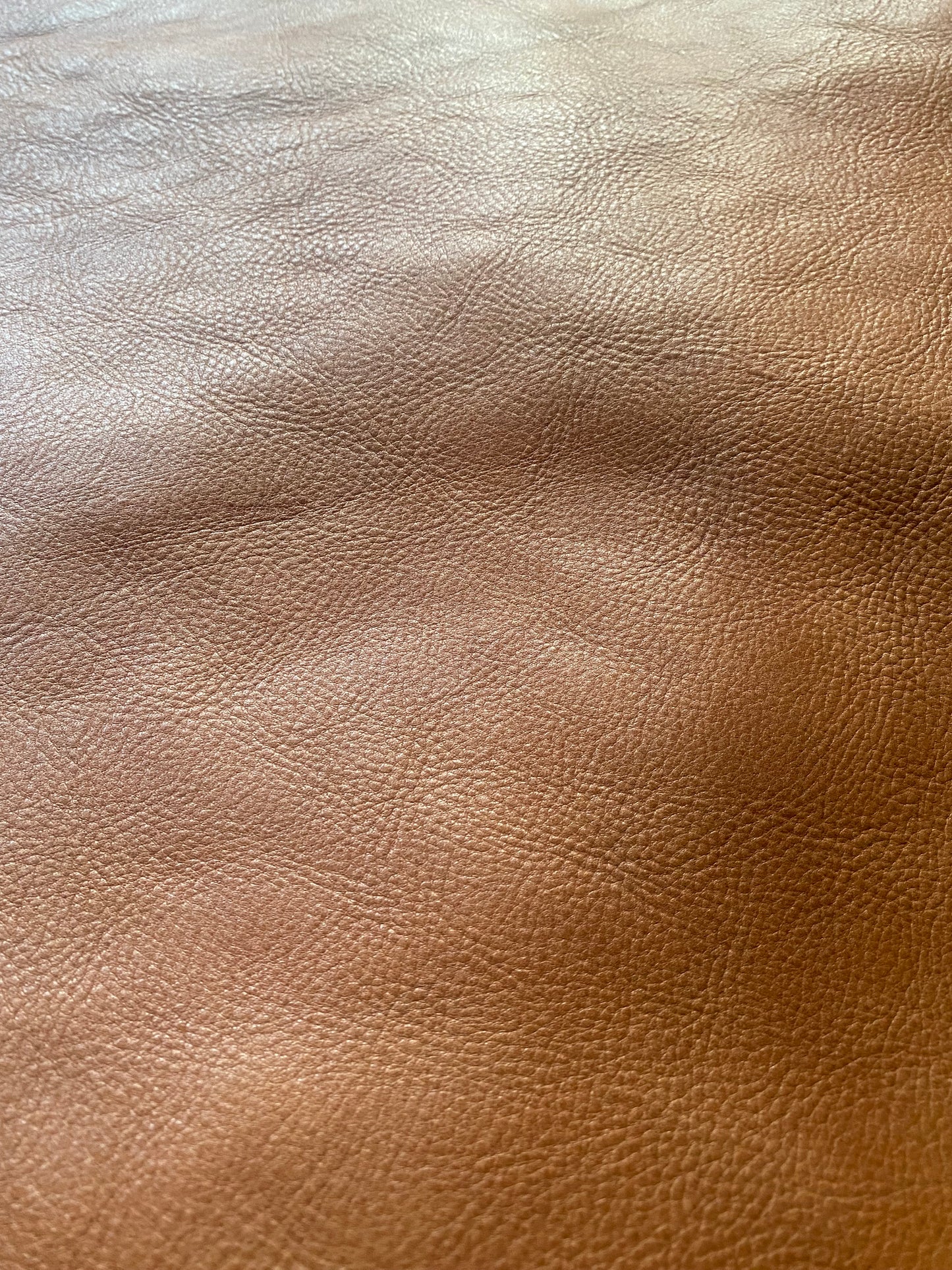 Natural Rustic Leder 1,4-1,6mm, Farbe Cognac. Gemillt