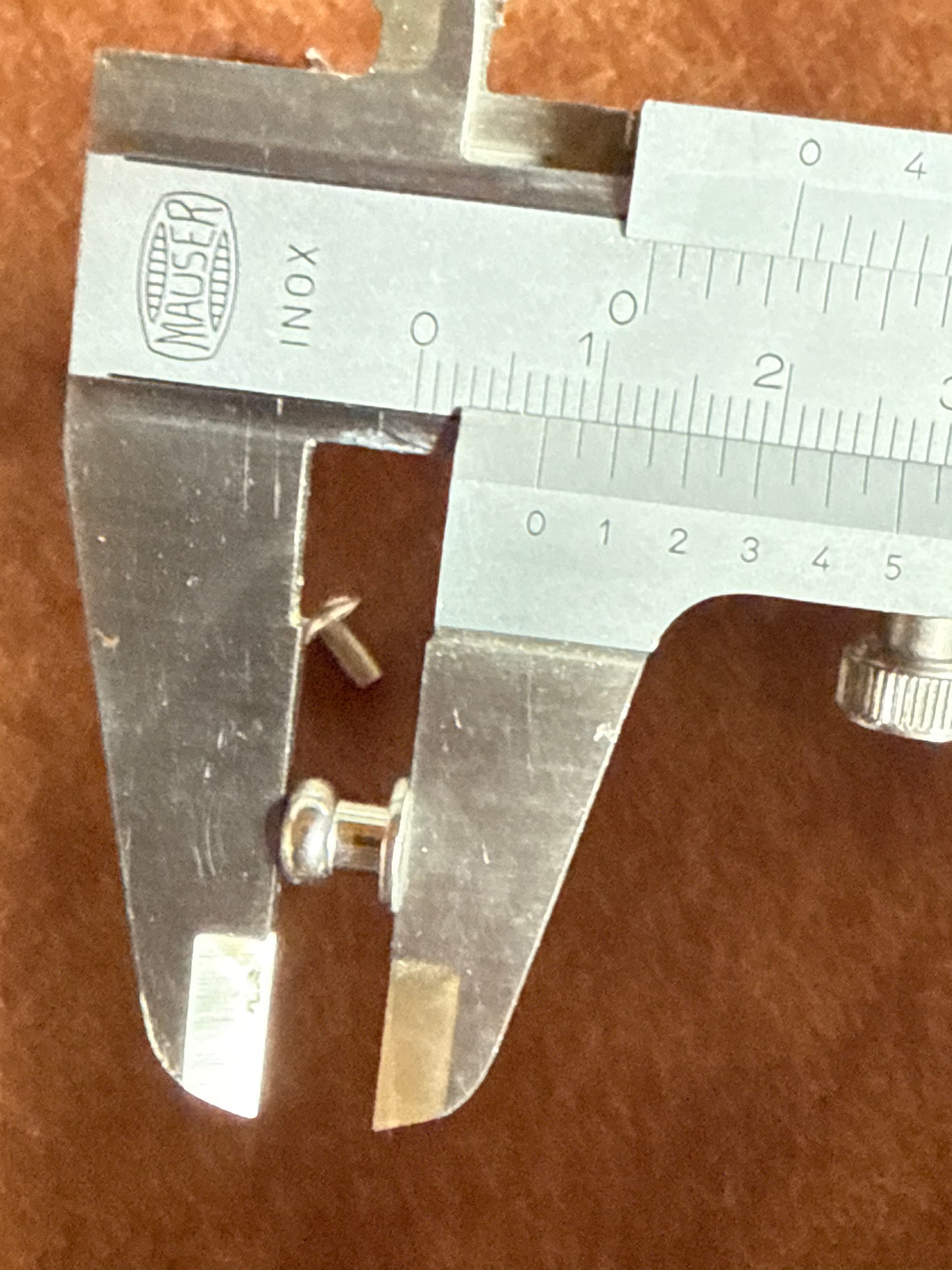 Knopfniete Beiltaschenknopf 6,5/4mm mit Schraube M3x6mm. Gesamthöhe 7mm. Schafthöhe 3mm. Weißbronze.