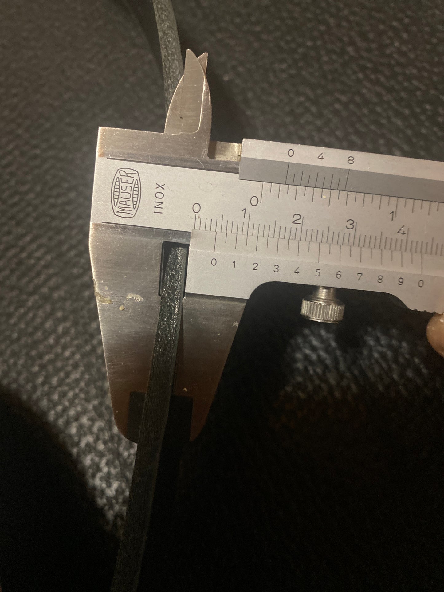Lederriemen „Hermes“ Schwarz geprägt 3,5-4 mm 120 cm. Hals.