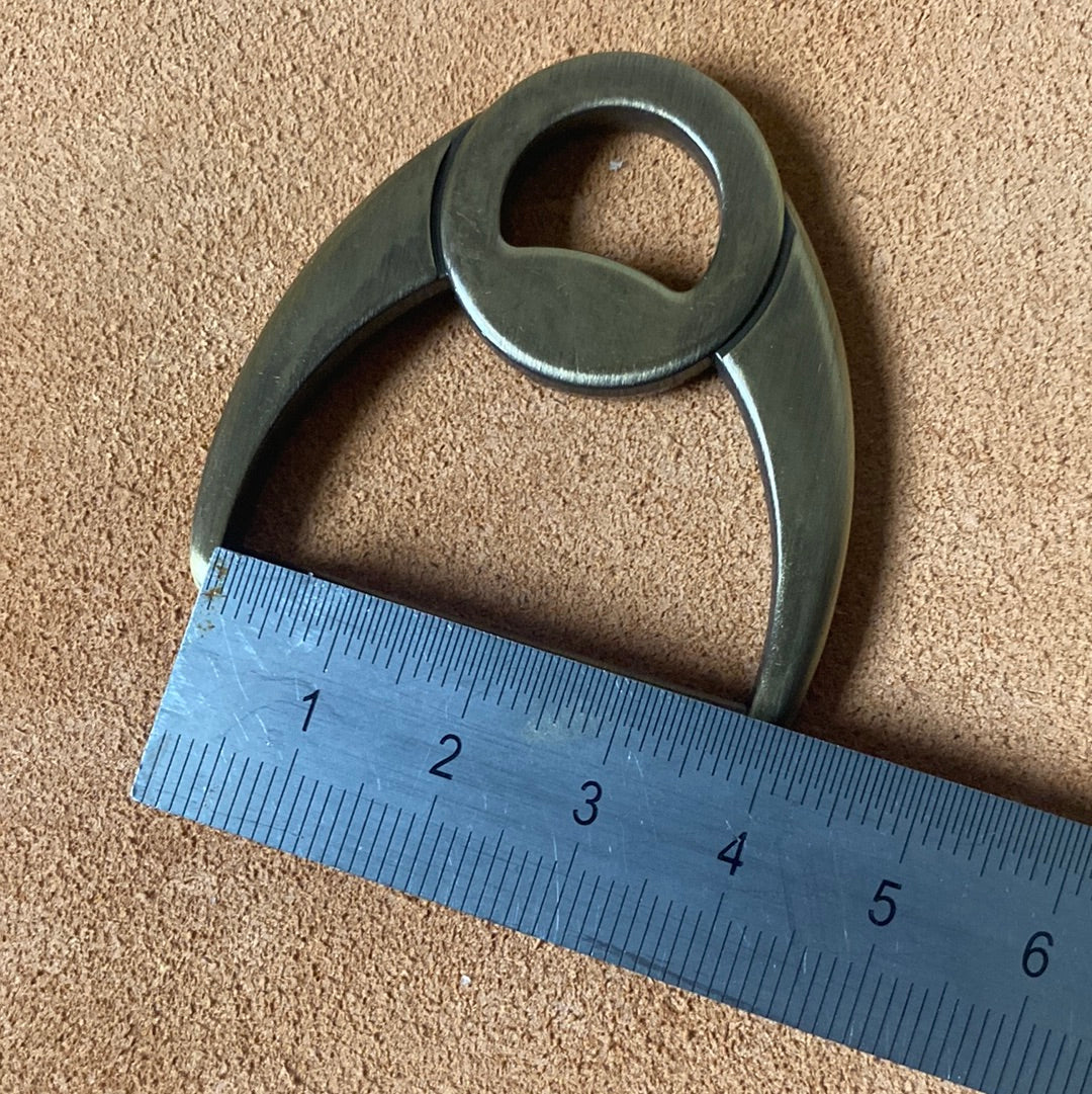 Anilla en D con guía de doble bucle de 37 mm de paso de latón antiguo