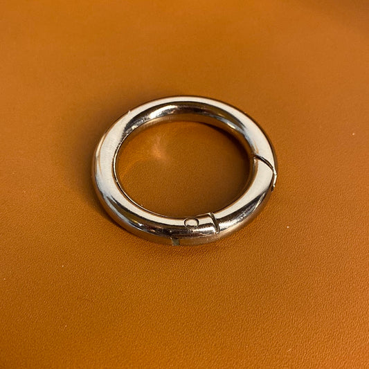 Round carabiner 30 mm passage. Wire thickness 6 mm