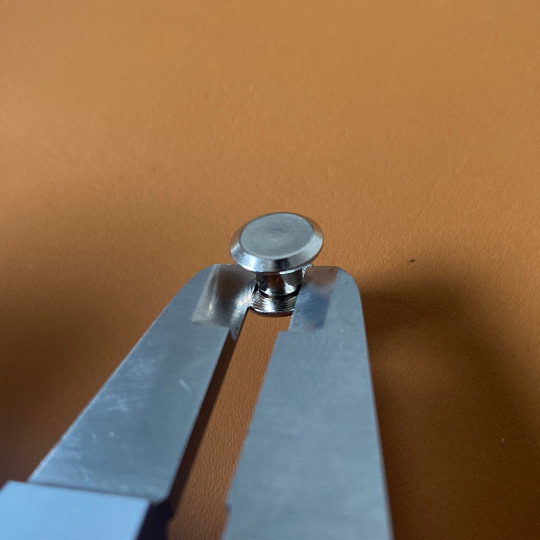Buchschraube Schaft 5x5 mm. Schlitz o. Kreuz. Hülsenkopf 9mm