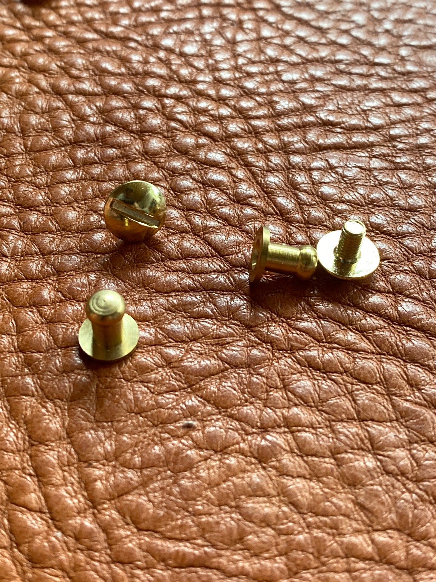 Botón de bolsillo 4,5/3,5mm con tornillo M3x5mm. Altura del vástago 3,8mm. Latón.