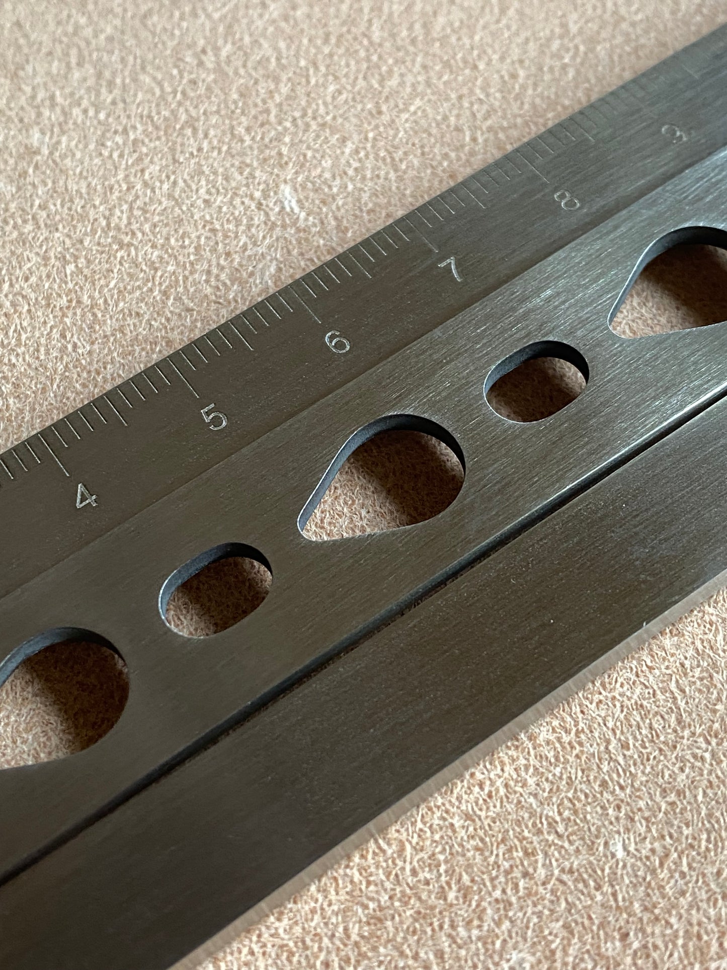 Regla de centrado Regla metálica de 18cm para marcar los agujeros del cinturón. Forma de lágrima
