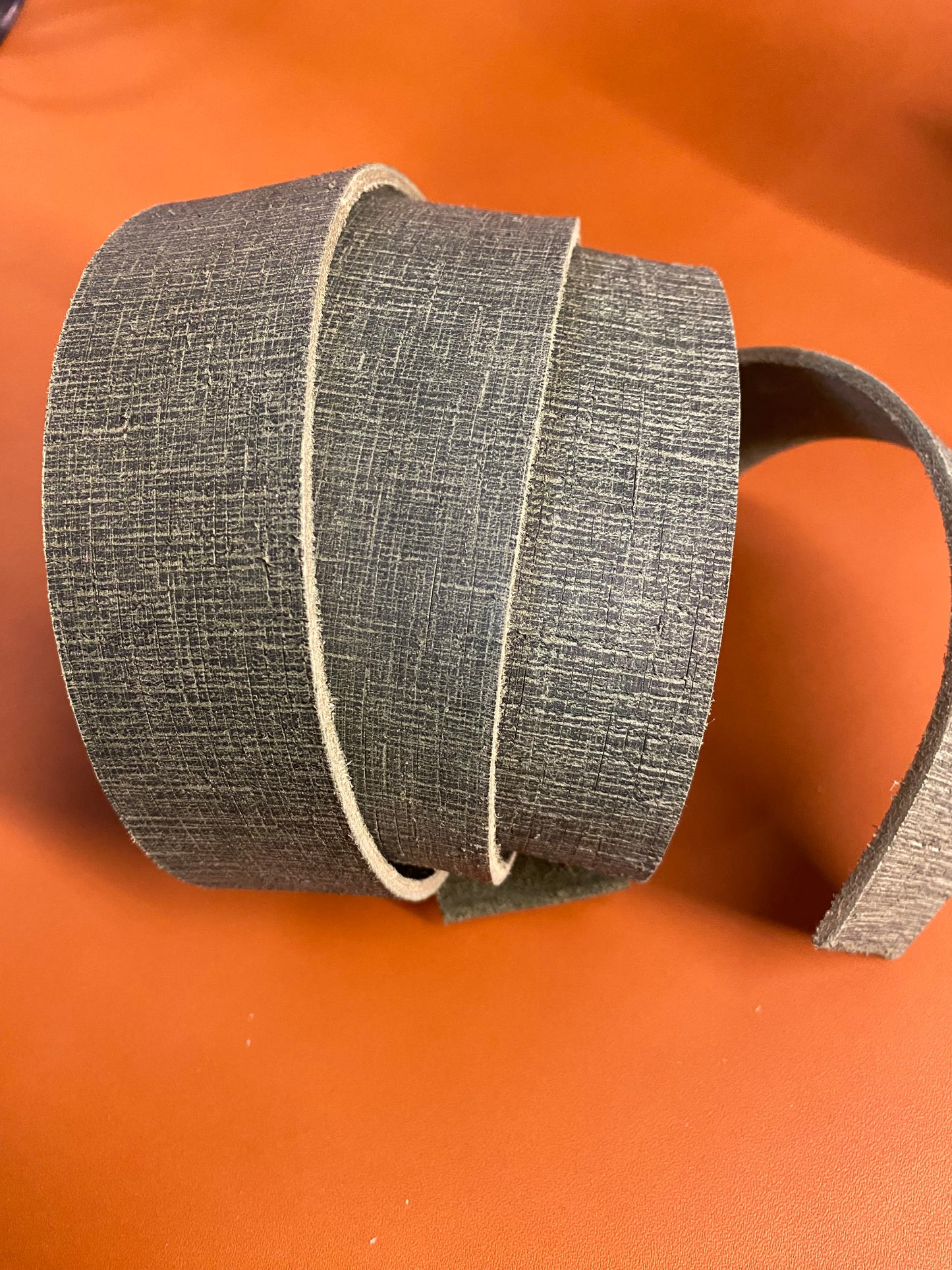Leder Riemen mit Textiloptik 3 mm Oliv 130 cm. Hals