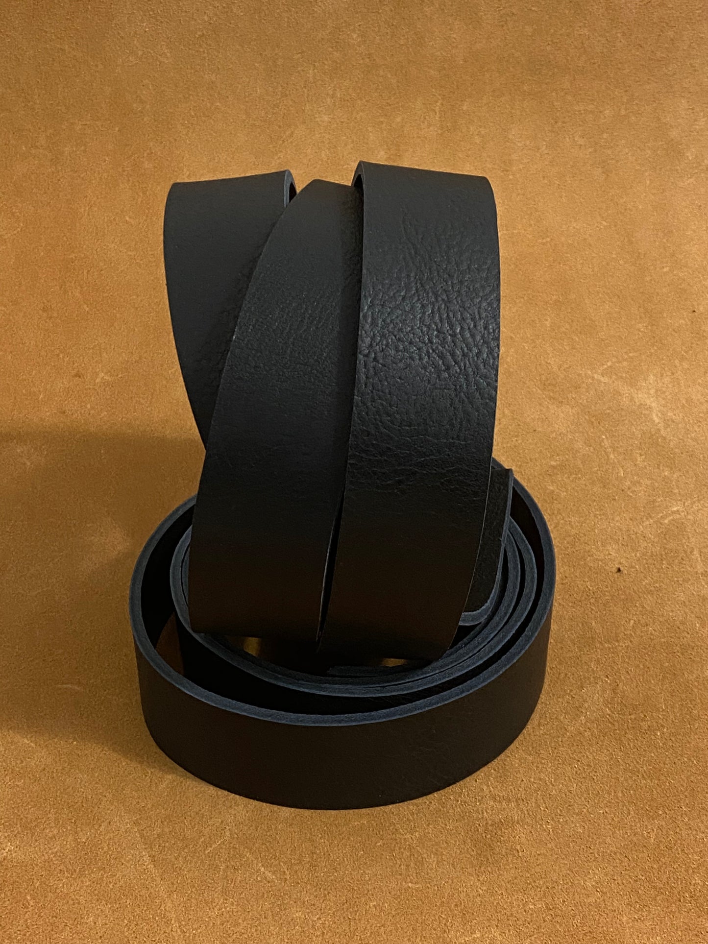 Schwarz gemillt Riemen 3,5-3,8 mm 135 cm. Hals