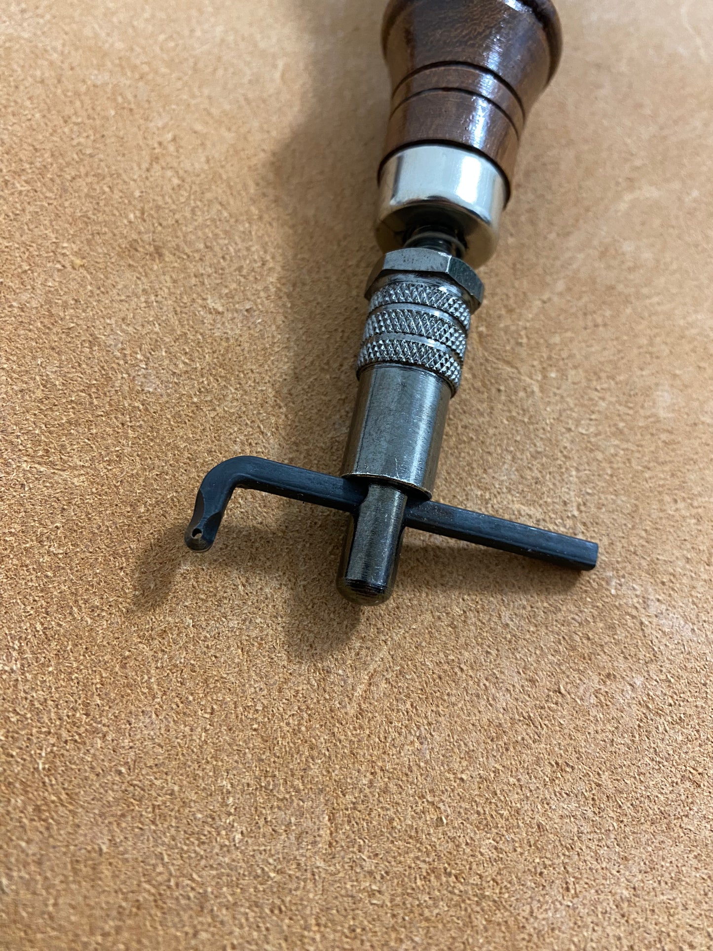 Extractor de ranuras de avellanado de costura