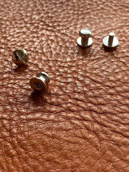 Knopfniete Beiltaschenknopf 4,5/3,5mm mit Schraube M3x5mm. Schafthöhe 3,8 mm.Weißbronze.