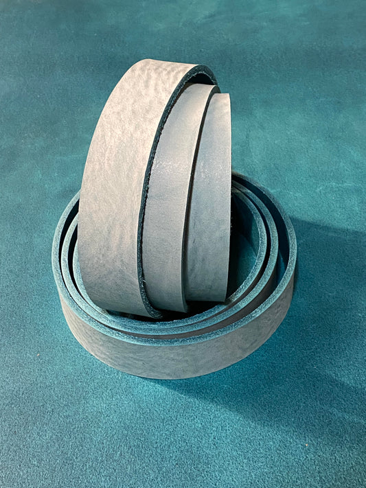 Leather strap waxed 3-3.5 mm turquoise 130-135 cm. Neck