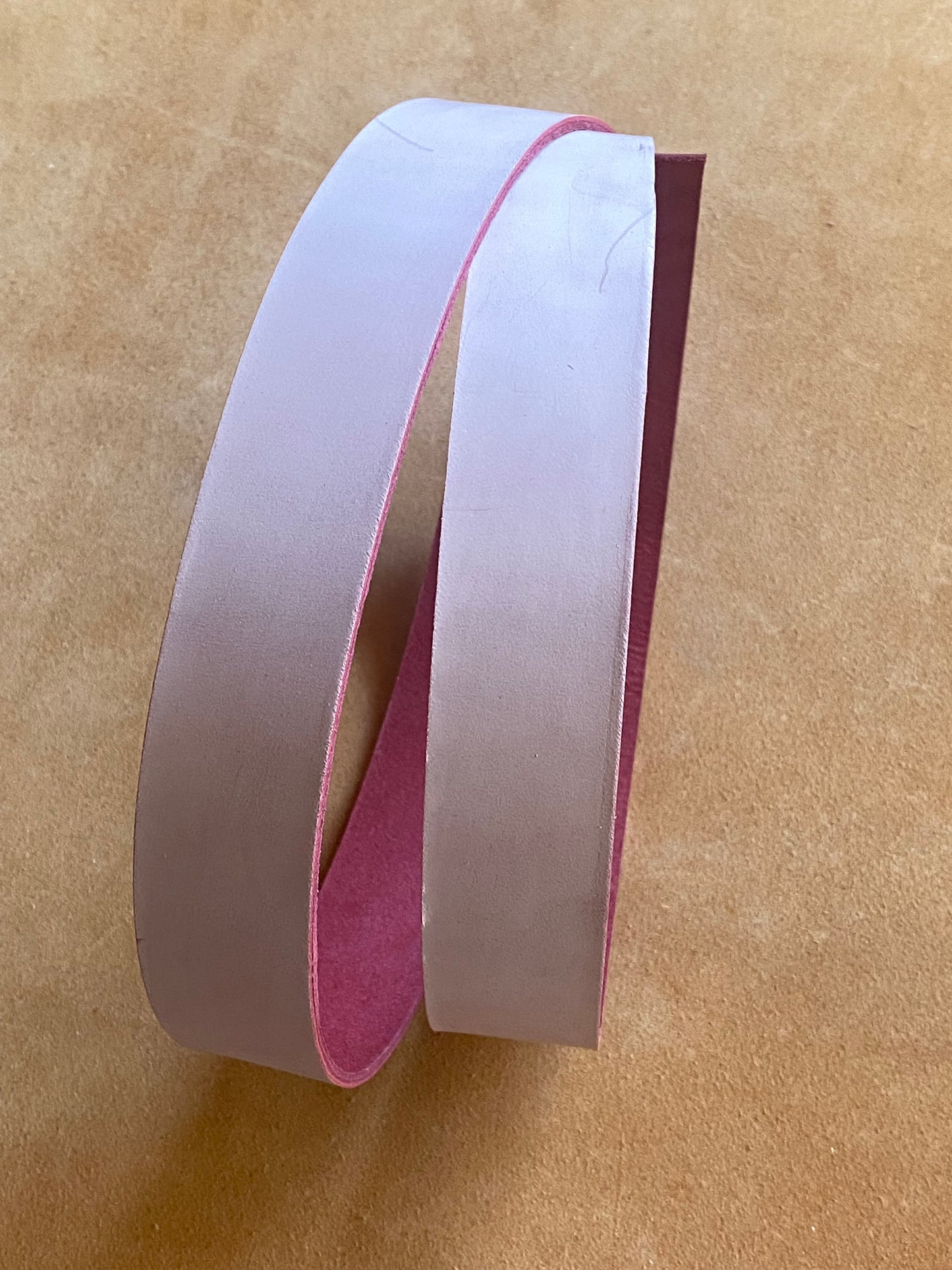 Correa de cuero Phantom 2,8 mm color mora 110-115 cm. Cuello