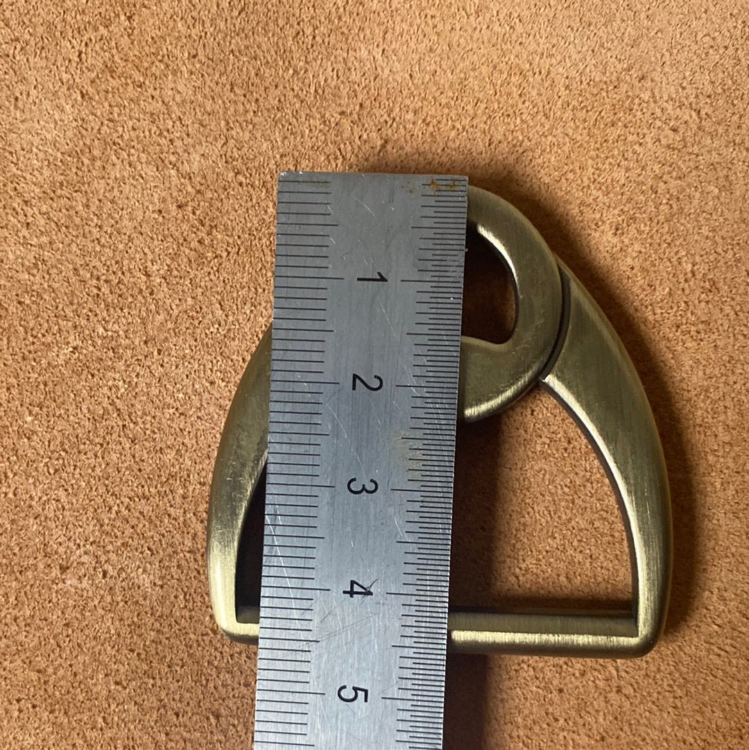 Anilla en D con guía de doble bucle de 37 mm de paso de latón antiguo