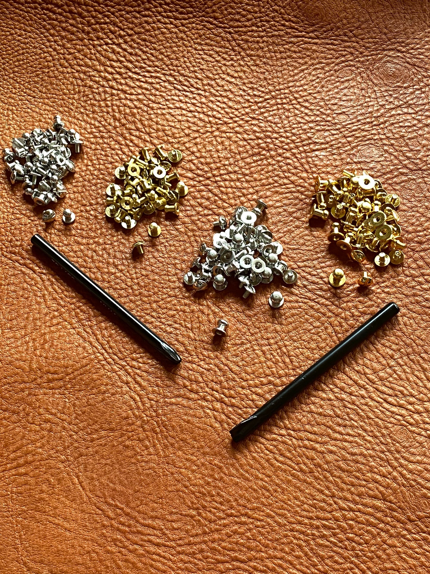 Botón de bolsillo 4,5/3,5mm con tornillo M3x5mm. Altura del vástago 3,8mm. Latón.