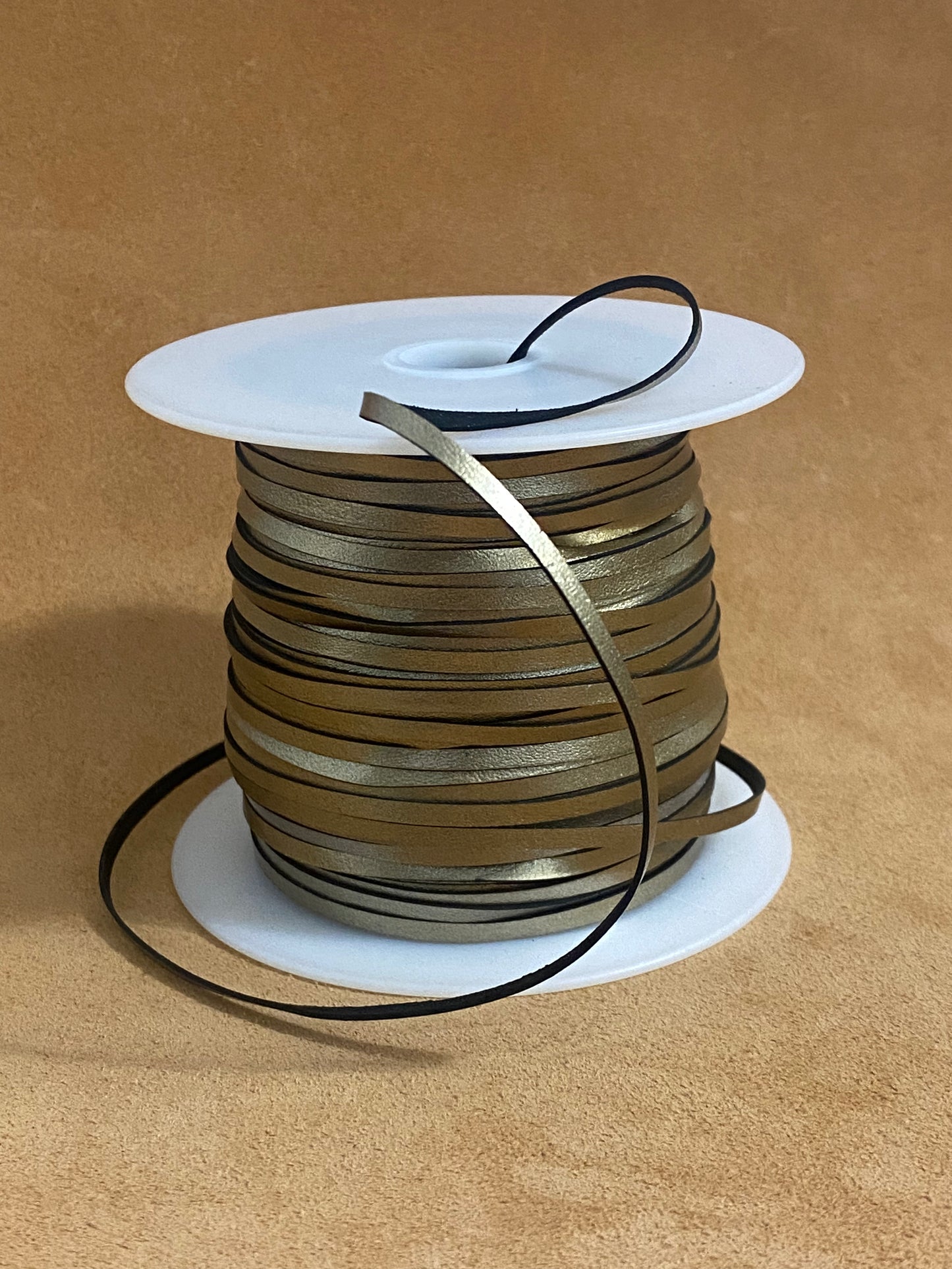 Flechtband aus Känguruleder, Metallic. Herkunft - Australien