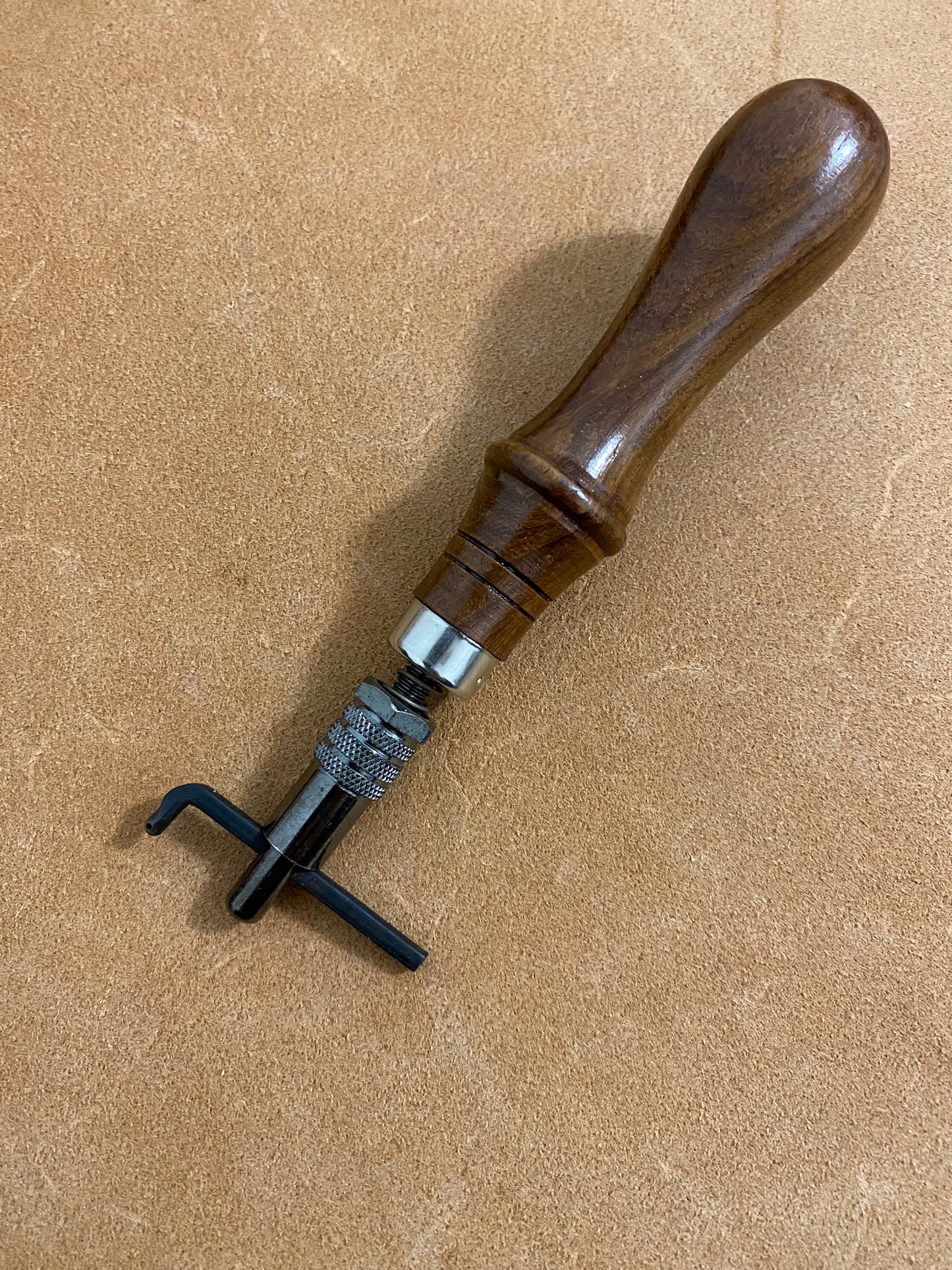 Extractor de ranuras de avellanado de costura
