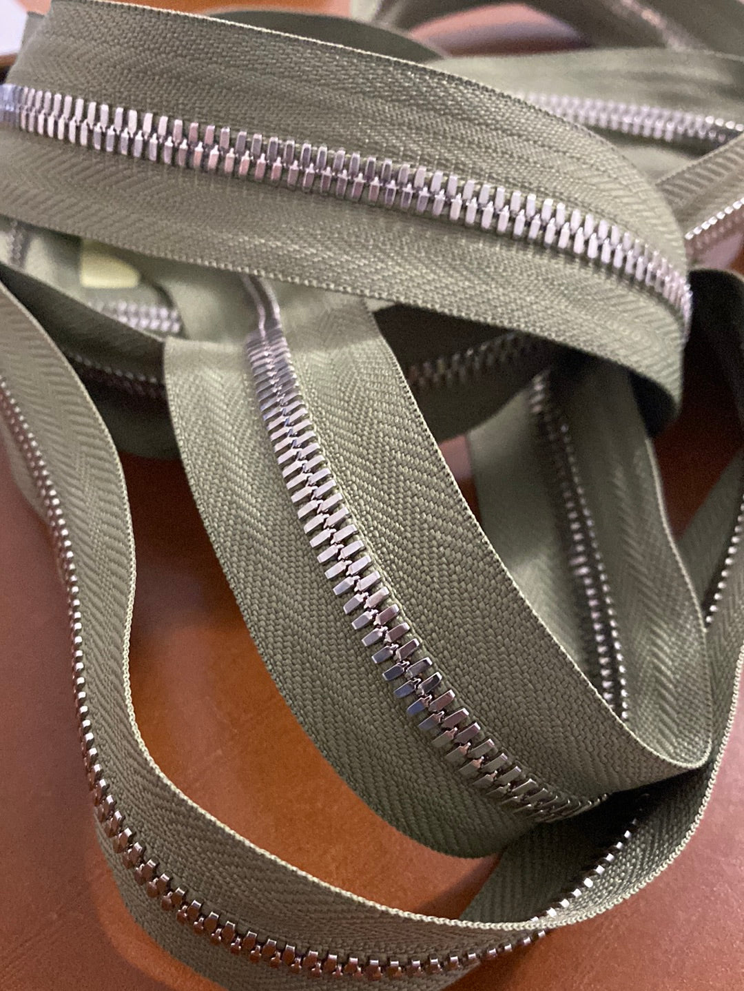 YKK Excella® PLUS Silver. Size 5.