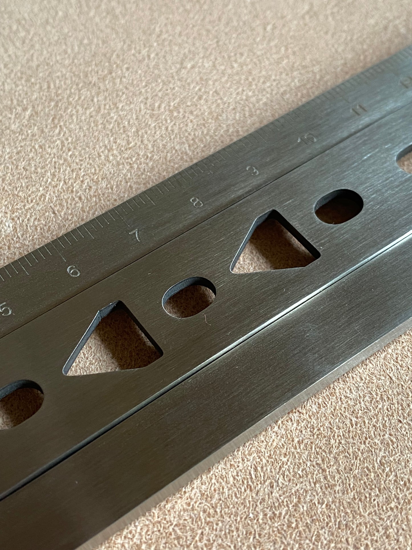 Regla de centrado Regla metálica de 18cm para marcar los agujeros del cinturón. Triángulo.