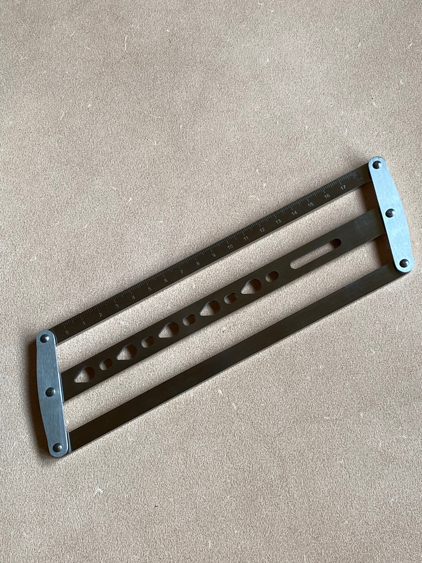 Regla de centrado Regla metálica de 18cm para marcar los agujeros del cinturón. Triángulo.