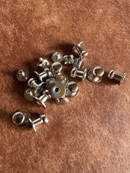 Knopfniete Beiltaschenknopf 7/4mm mit Schraube M3x6mm. Gesamthöhe 10mm. Schafthöhe 4,5mm. Messing vernickelt.