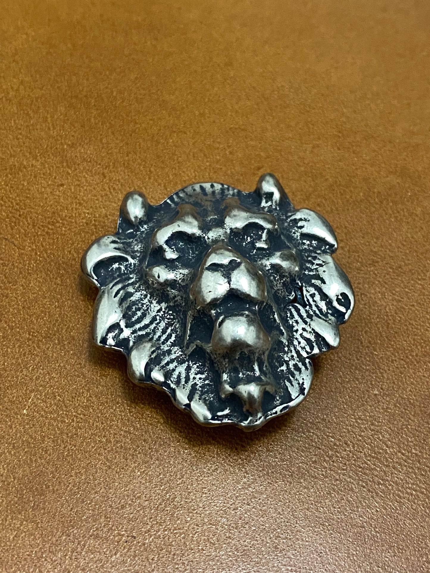 Zierniete Löwenkopf 34,5 x 36 mm