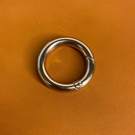 Round carabiner 26 mm passage. Wire thickness 6 mm