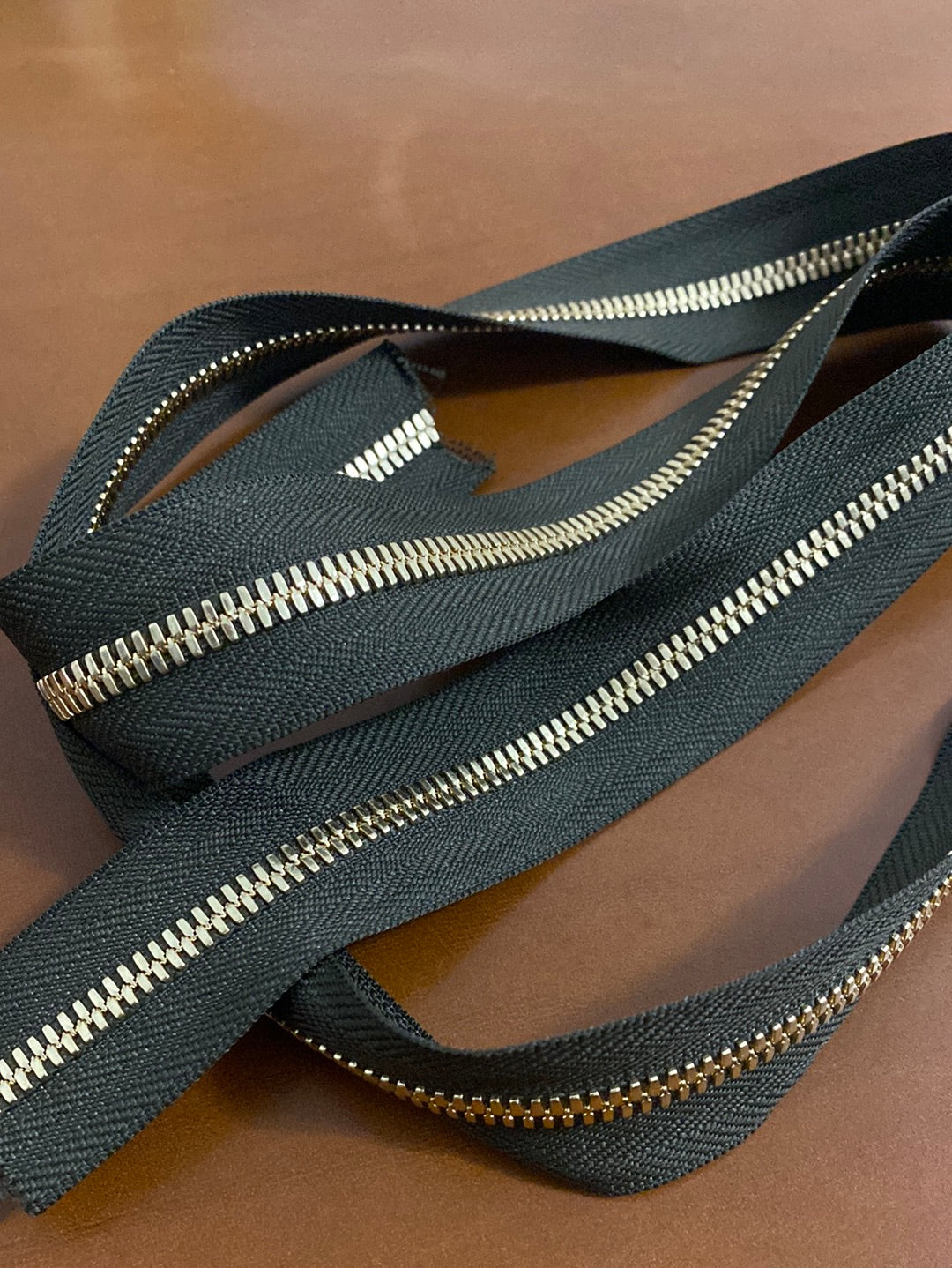 YKK Excella® PLUS Gold. Size 5.