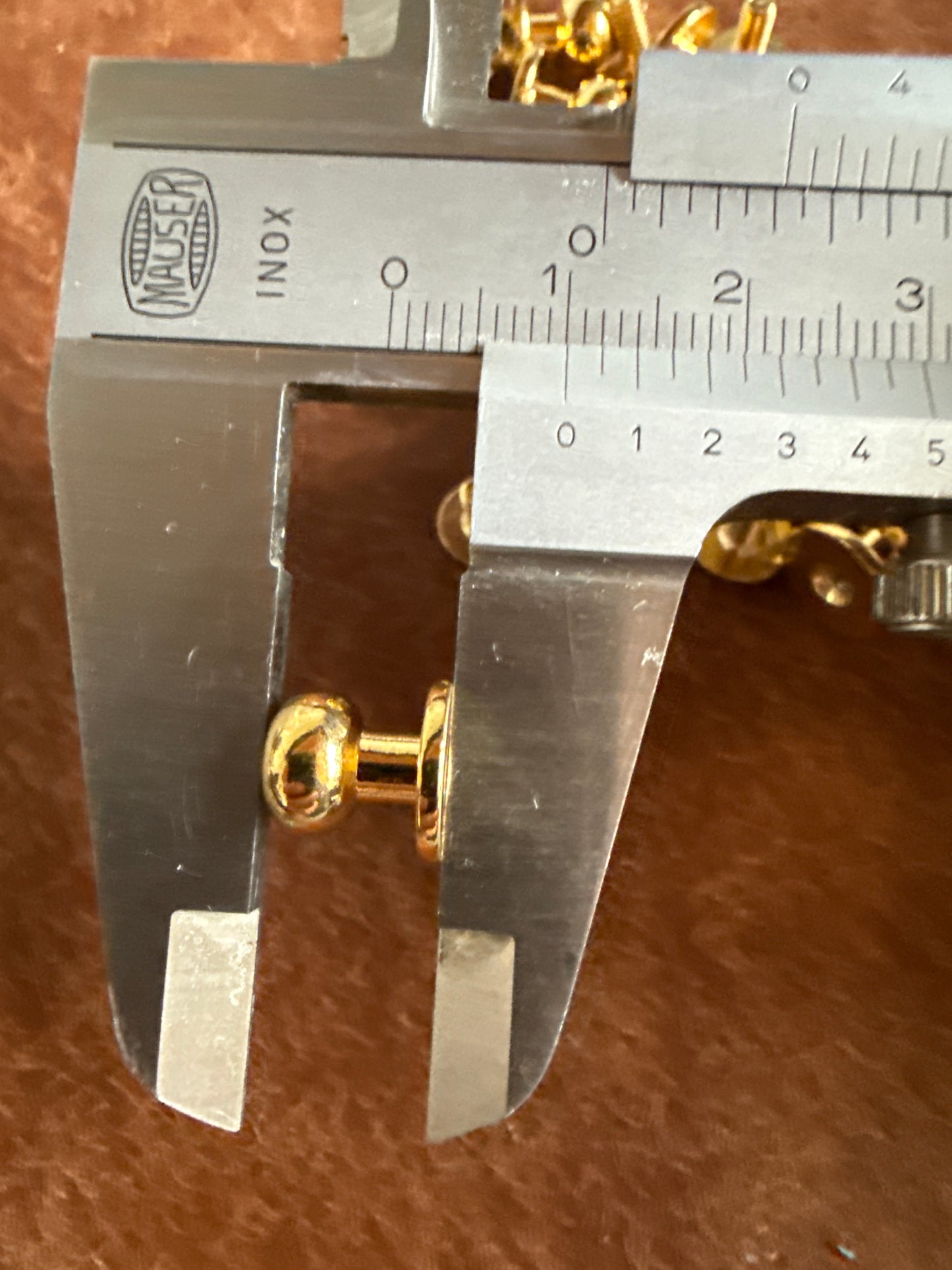 Knopfniete Beiltaschenknopf 8/4mm mit Schraube M3x6mm. Gesamthöhe 10mm. Schafthöhe 3,5mm. Messing vergoldet.
