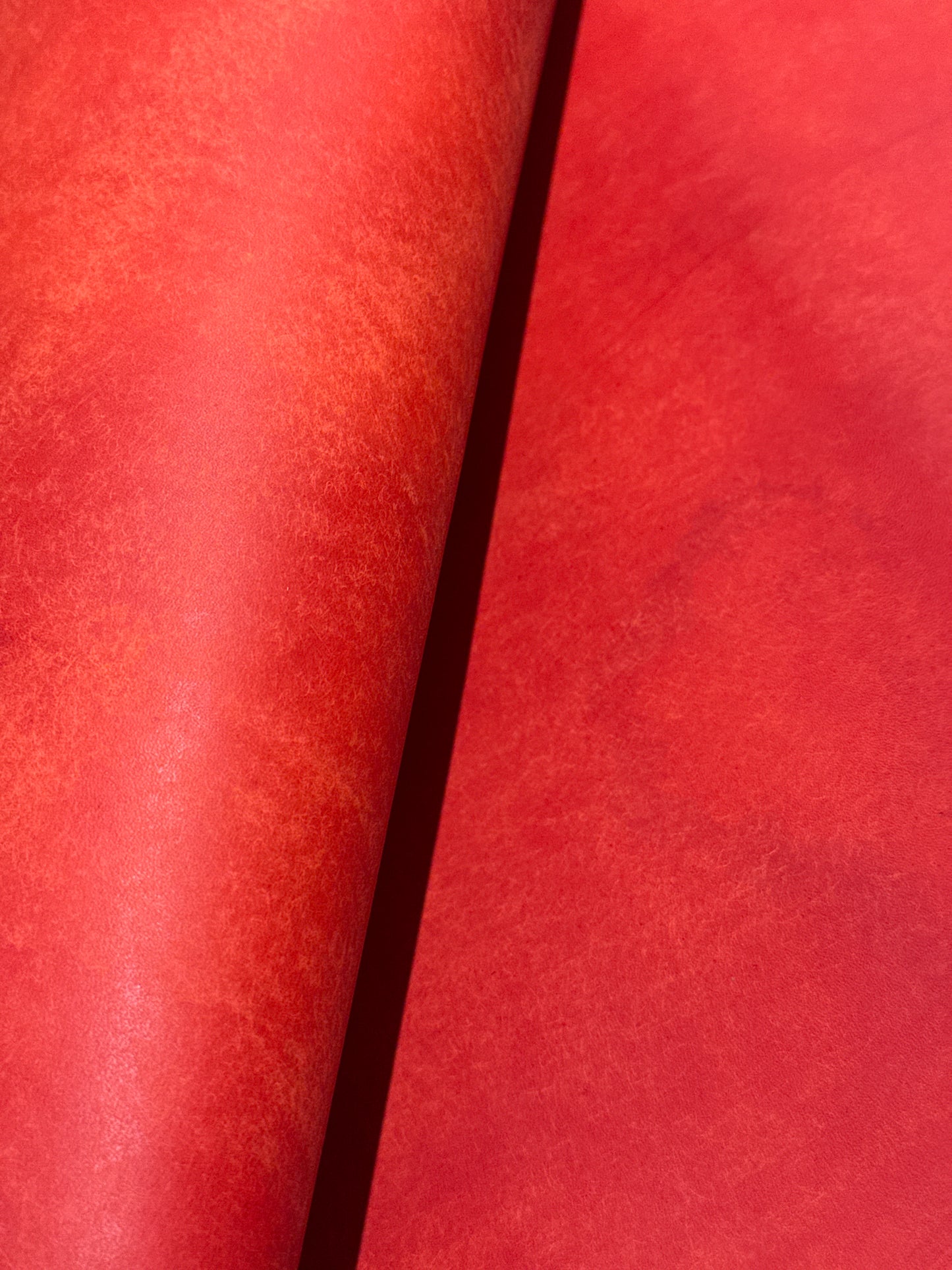 Graffiti 1,6mm geschliffenes Leder col. Red | MPG Industria