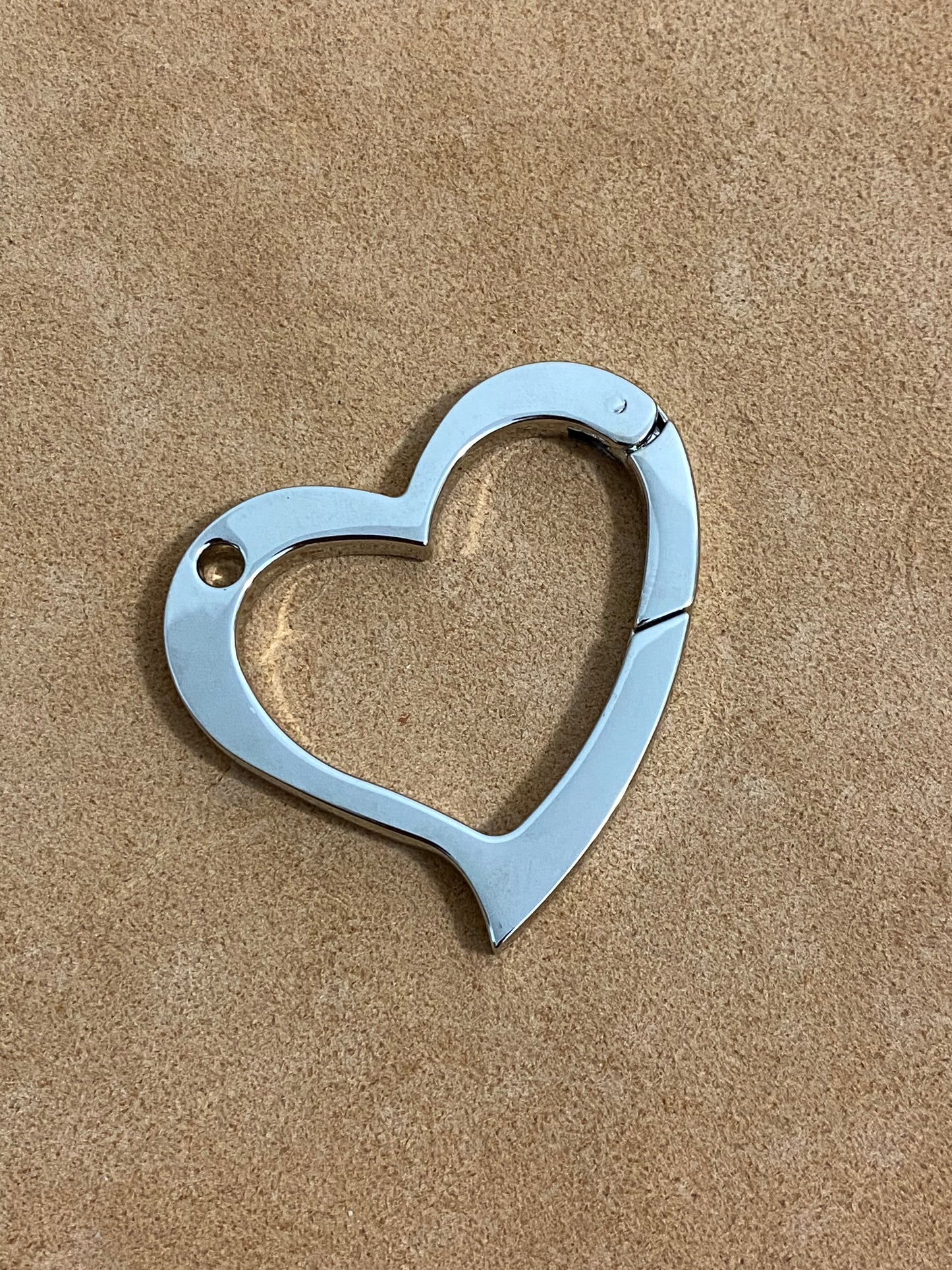 Mosquetón en forma de corazón, zinc. 5 mm de espesor