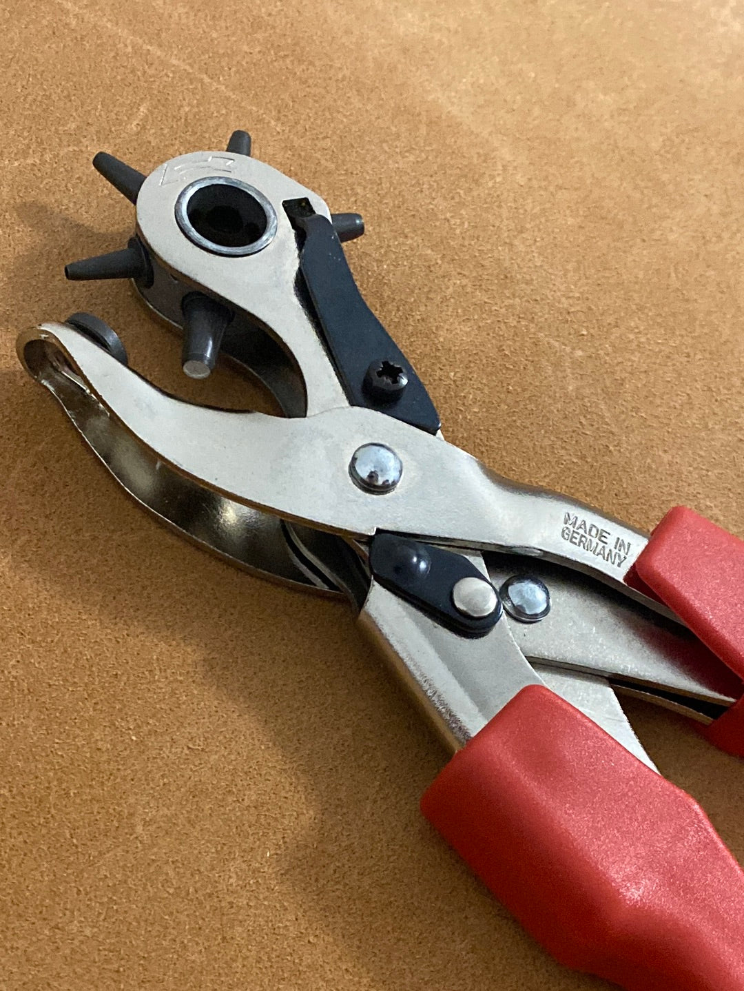 Revolver punch pliers punch pliers with interchangeable punch pipes
