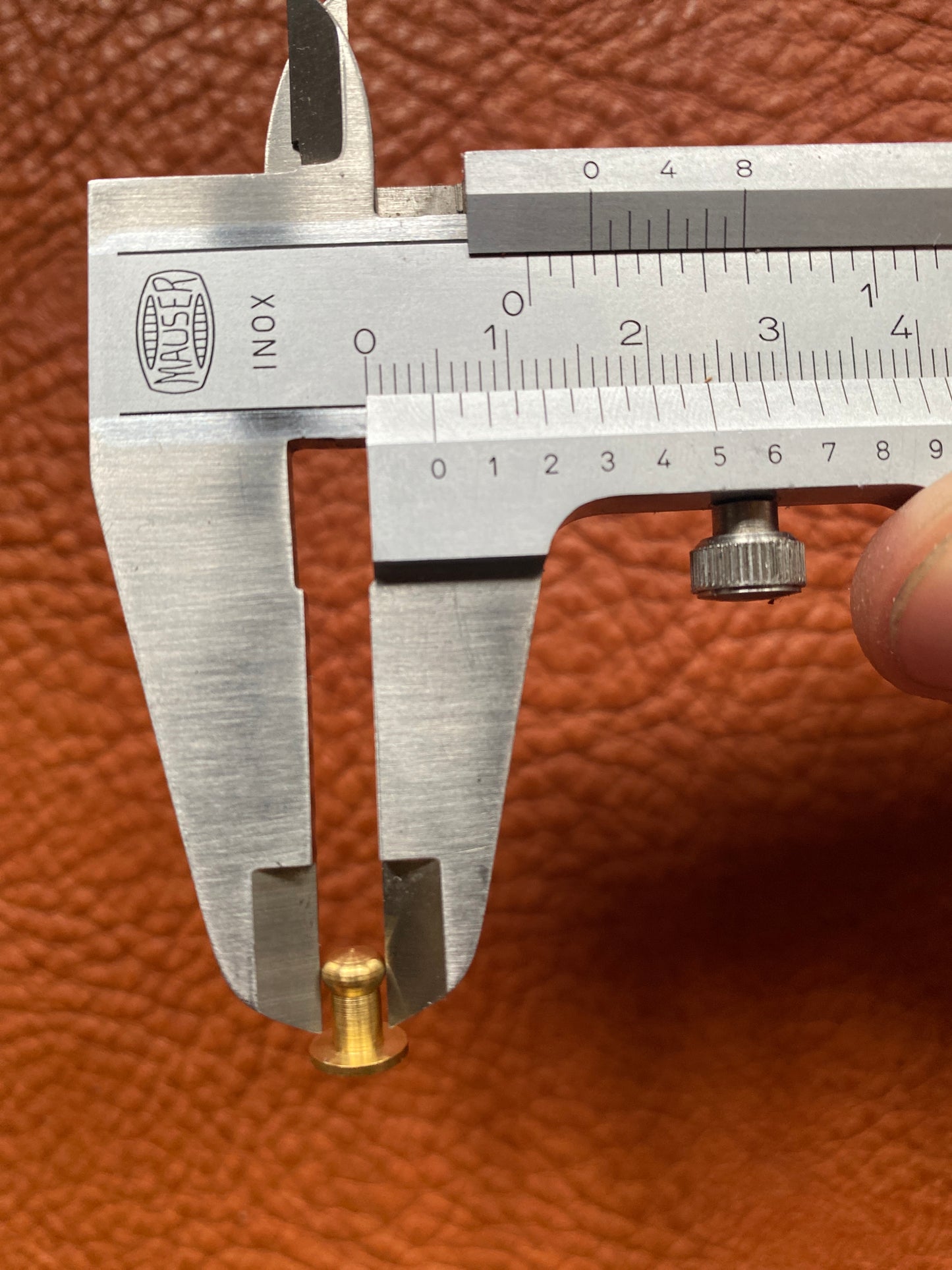 Botón de bolsillo 4,5/3,5mm con tornillo M3x5mm. Altura del vástago 3,8mm. Latón.