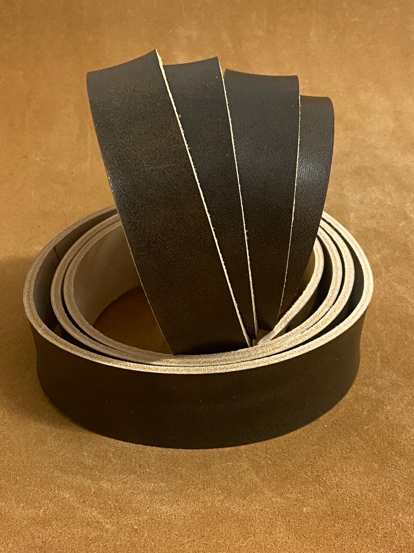 Lederriemen Oliv, schwarz gesprenkelt 3,8-4,0 mm 140 cm. Doppelcroupon