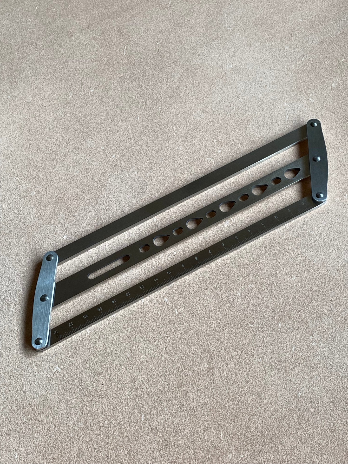 Regla de centrado Regla metálica de 18cm para marcar los agujeros del cinturón. Forma de lágrima