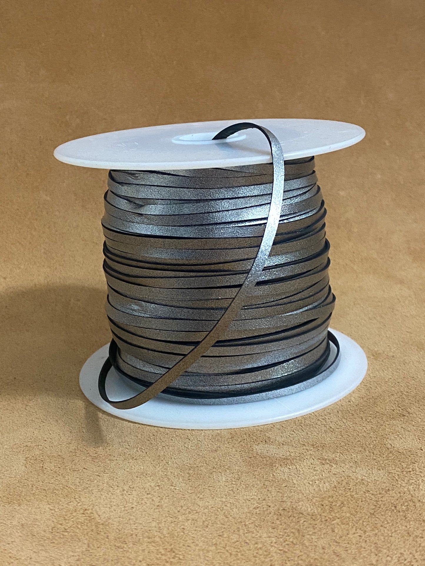 Flechtband aus Känguruleder, Metallic. Herkunft - Australien