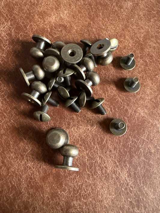 Knopfniete Beiltaschenknopf 8/4mm mit Schraube M3x6mm. Gesamthöhe 10mm. Schafthöhe 4mm. Altmessing.
