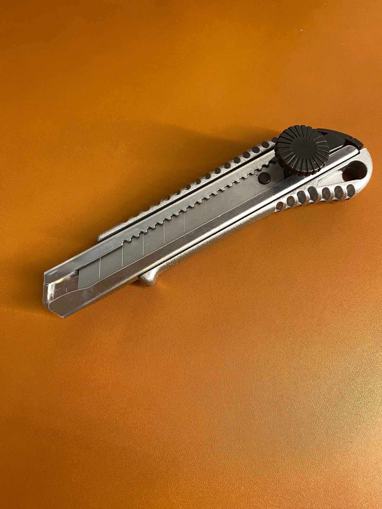 Cuchillo cortador para trabajos en cuero.
