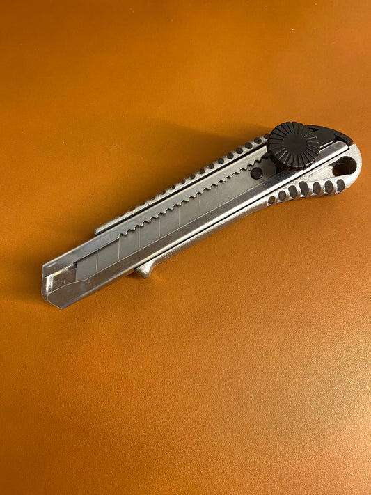 Utility knife for leatherwork