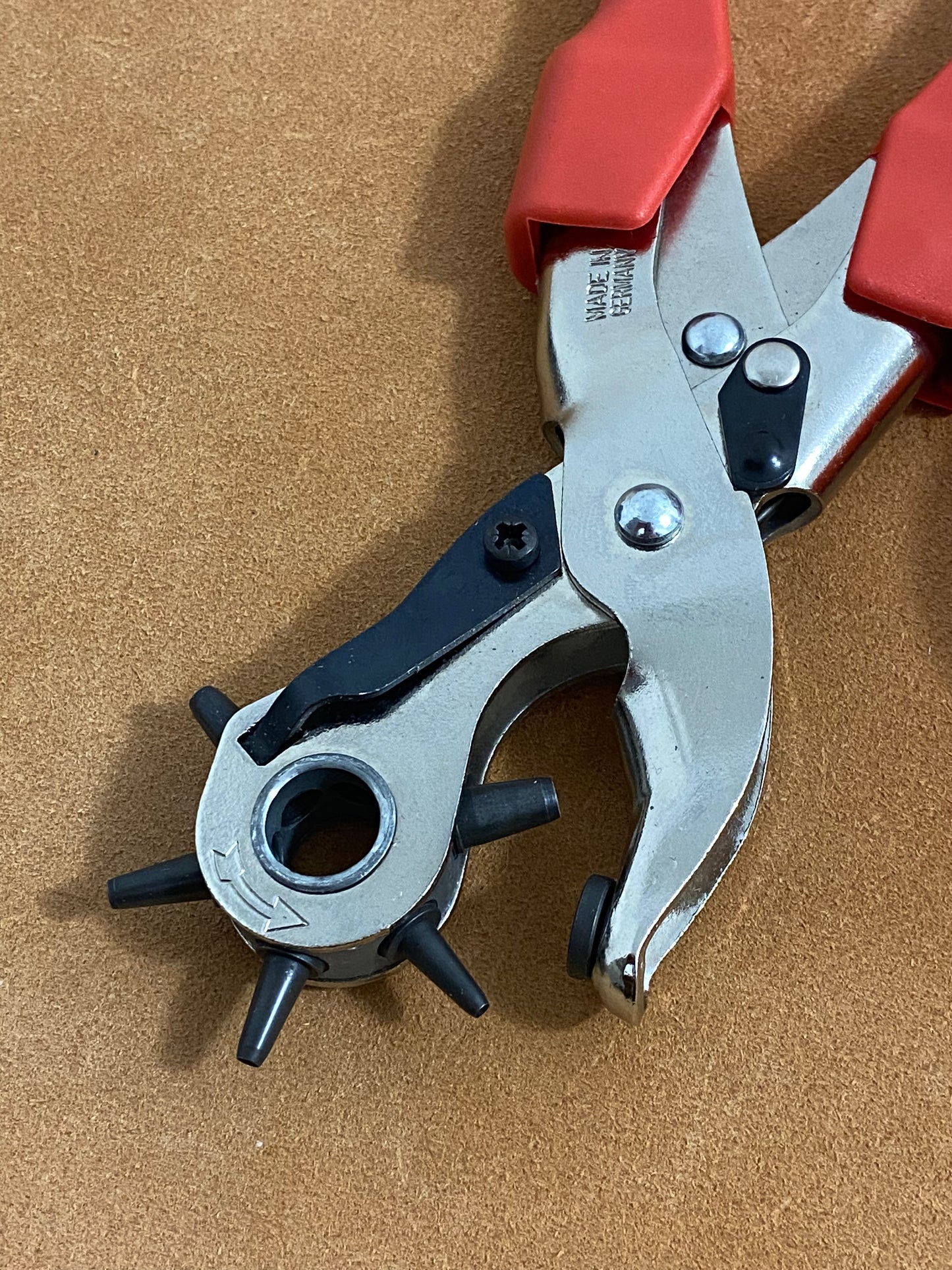 Revolver punch pliers punch pliers with interchangeable punch pipes