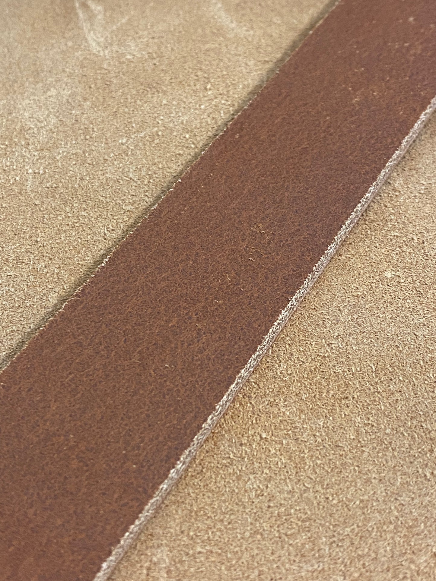 Riemen trockenes Leder 3,2 - 3,5 mm Cognac 105-120 cm. Croupon