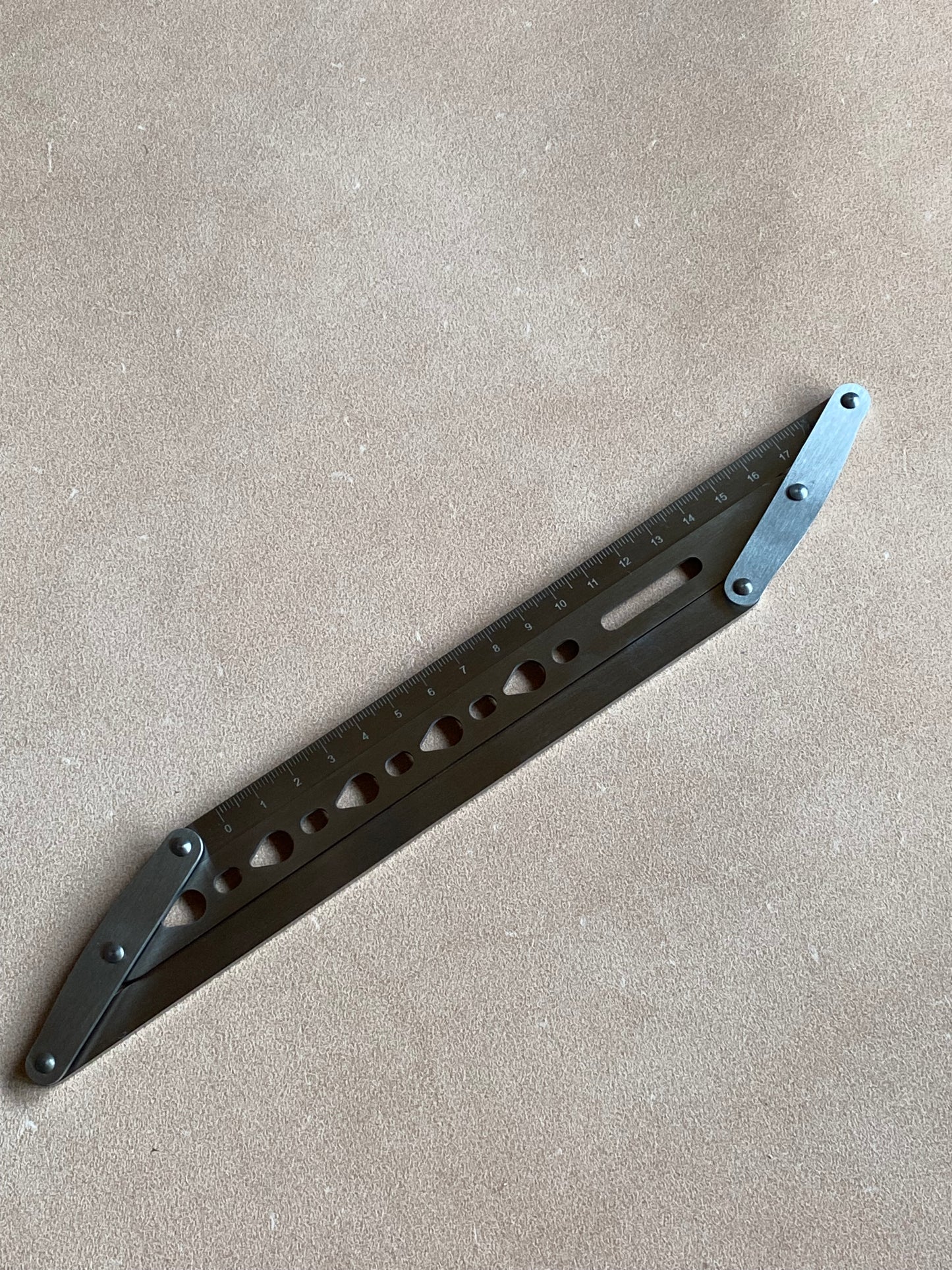 Regla de centrado Regla metálica de 18cm para marcar los agujeros del cinturón. Forma de lágrima
