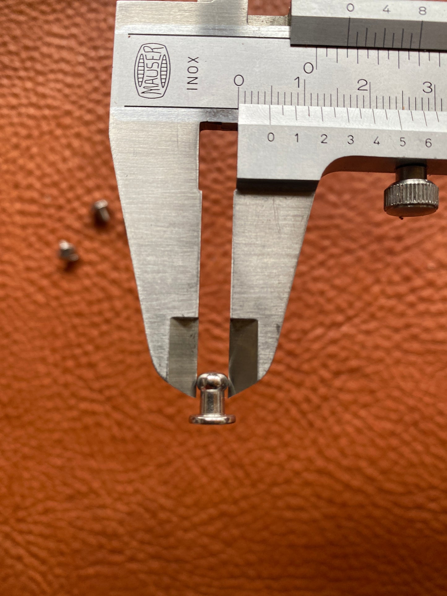 Botón de bolsillo 4,5/3,5mm con tornillo M3x5mm. Altura del vástago 3,8 mm. Bronce blanco.
