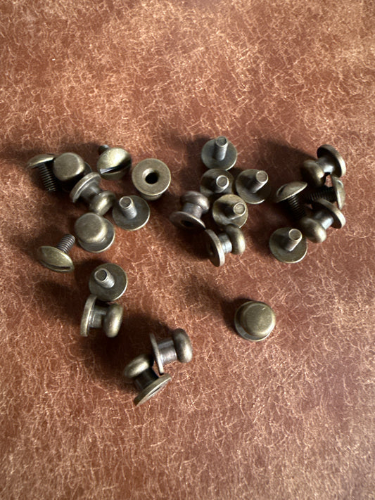 Knopfniete Beiltaschenknopf 6,5/4mm mit Schraube M3x6mm. Gesamthöhe 7mm. Schafthöhe ca. 3mm. Altmessing.