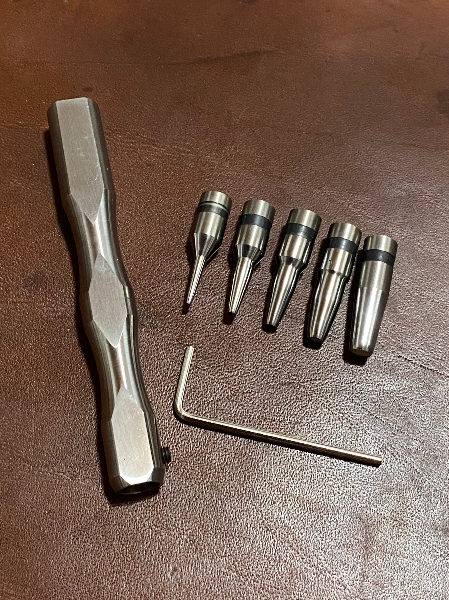 Kevin Lee Locheisen Set mit auswechselbaren Spitzen