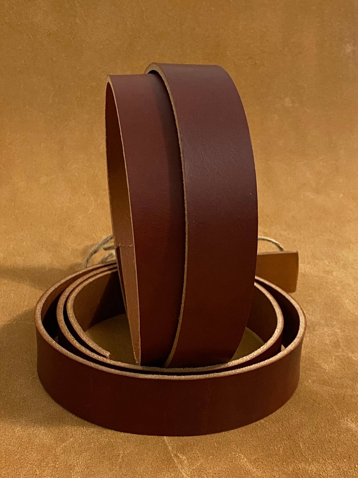 Riemen trockenes Leder 3,2 - 3,5 mm Cognac 105-120 cm. Croupon