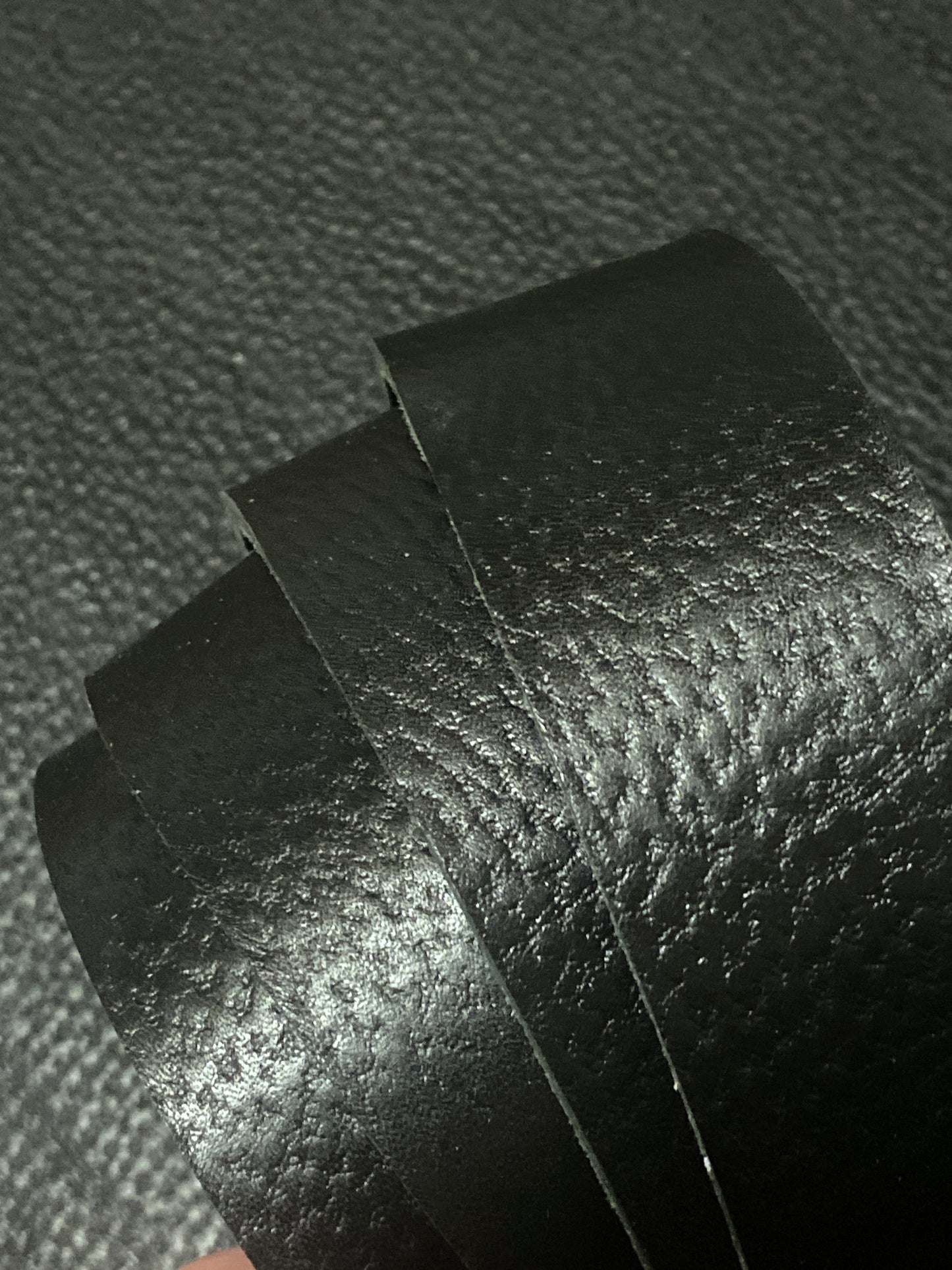 Lederriemen „Hermes“ Schwarz geprägt 3,5-4 mm 120 cm. Hals.