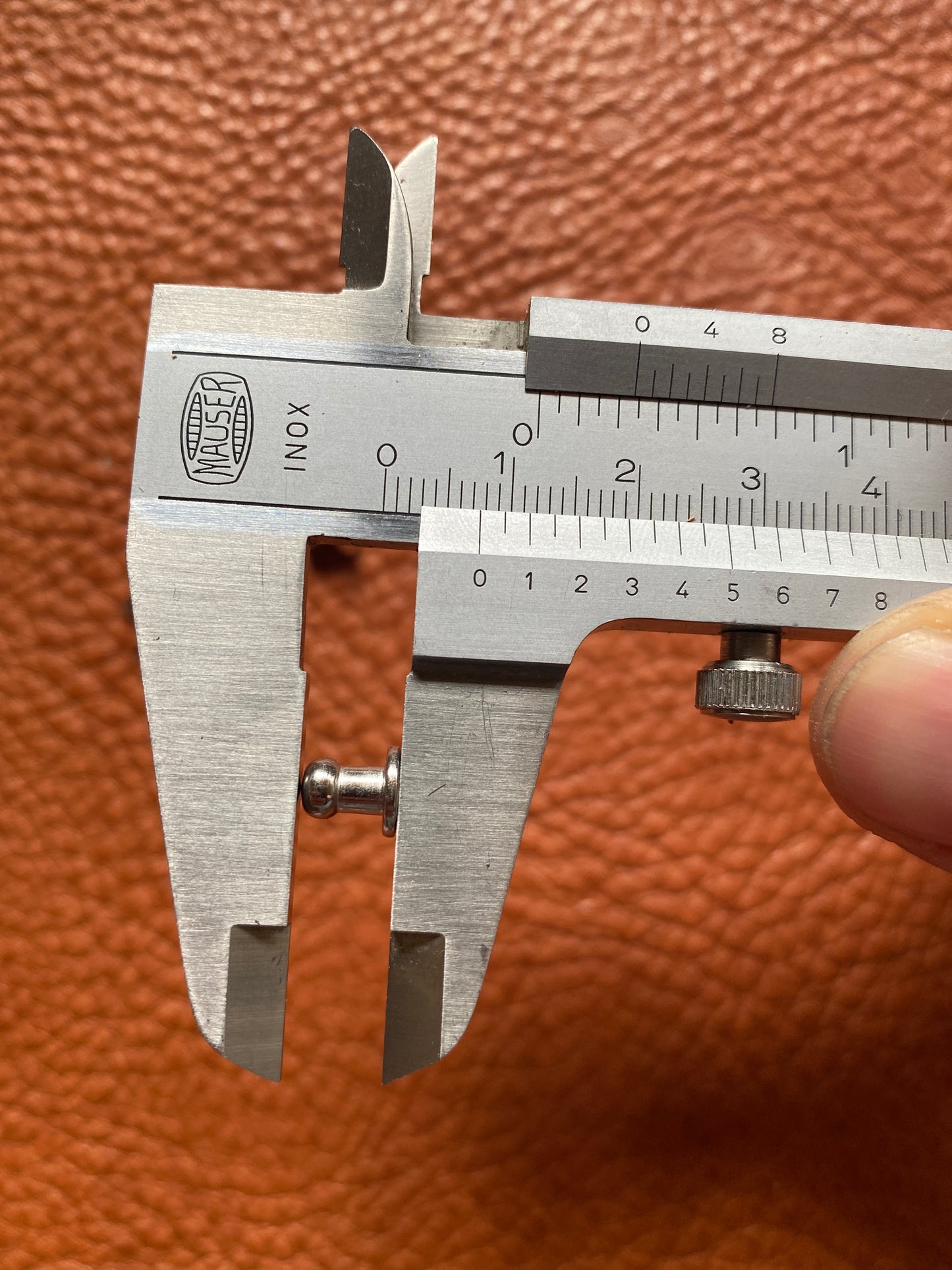 Botón de bolsillo 4,5/3,5mm con tornillo M3x5mm. Altura del vástago 3,8 mm. Bronce blanco.
