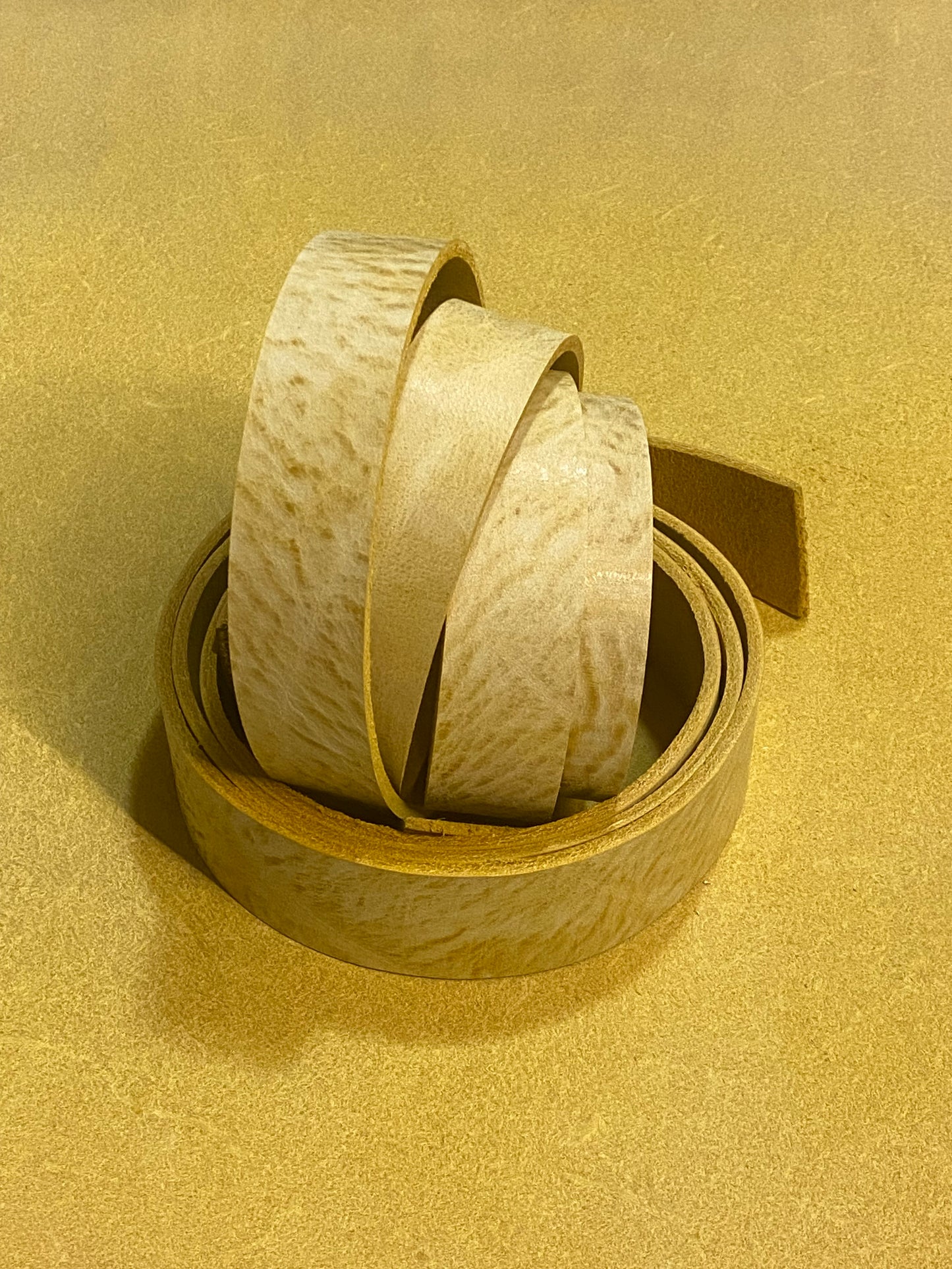 Waxed leather strap 3-3.5 mm yellow 150 cm. Neck